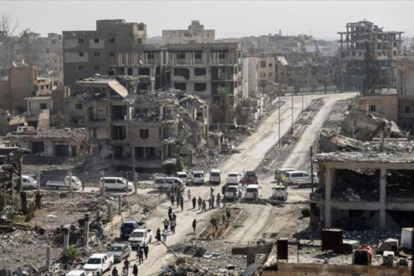Edificios destruidos en la ciudad siria de Raqqa, el viernes pasado.-/ AFP / BULENT KILIC
