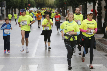 Imagen de un grupo de participantes durante una edición de la Carrera Popular Solidaria Bridgestone.-RAÚL OCHOA