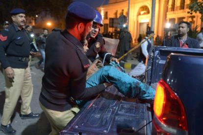 Policías paquistanís trasladan a un herido en el atentado.-AFP