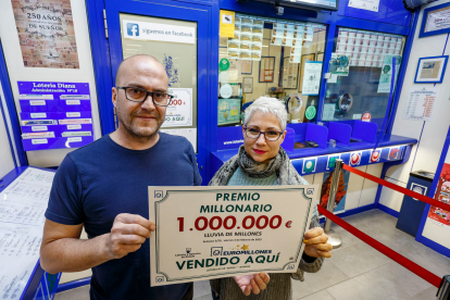Carlos Olivares posa con el cartel del premio junto a una de sus colaboradoras. SANTI OTERO