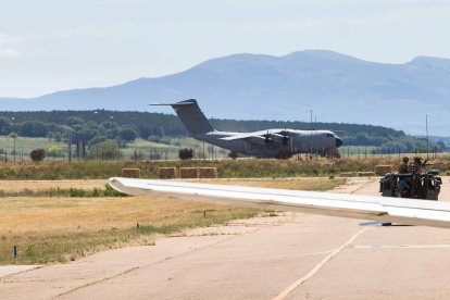El A400M estacionado en la pista del aeródromo de Villafría. TOMÁS ALONSO