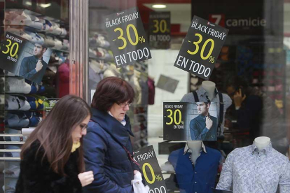 Imagen de carteles promocionales del ‘Black Friday’.-RAÚL G. OCHOA