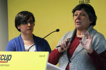 Mireia Boya y Gabriela Serra, en la presentación de la hoja de ruta de la CUP.-EL PERIÓDICO (EFE / MARTA PÉREZ)
