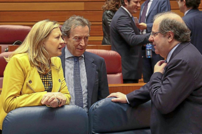 El presidente de la Junta, Juan Vicente Herrera, conversa con los consejeros Pilar del Olmo y José Antonio de Santiago-Juárez, ayer, en las Cortes. I-Ical