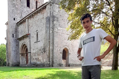 Jorge Rey, junto a la ermita de Nuestra Señora del Valle de Monasterio de Rodilla. ECB
