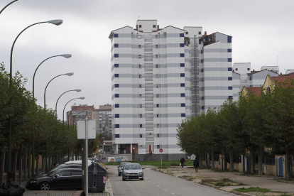 Un bloque de viviendas en la capital burgalesa con la fachada reformada. ISRAEL L. MURILLO