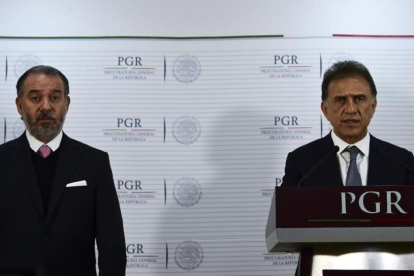 El fiscal general de México, Raúl Cervantes (izquierda) y el gobernador de Veracruz, Miguel Ángel Yunes, el pasado 10 de enero.-EFE / ALEX CRUZ