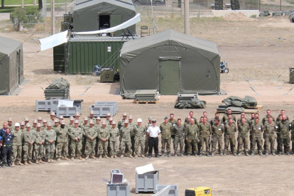 Militares participantes en el ejercicio preparando la base de Zaragoza.-OTAN