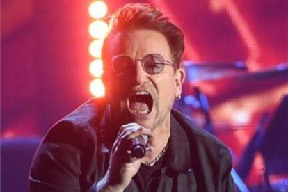 El cantante Bono está muy concienciado con la enfermedad desde que su padre falleció de cáncer en 2001.-KEVIN WINTER