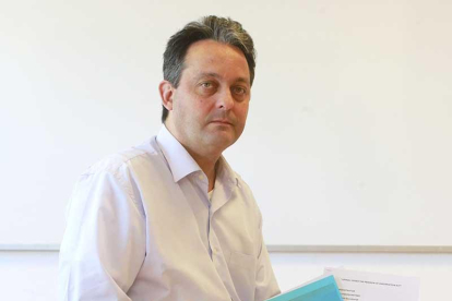 El docente e investigador venezolano, Pierre Monteagudo, en Burgos con un ejemplar de su nuevo libro.-RAÚL G. OCHOA