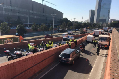 El camión, en sentido contrario, tras ser interceptado por la Guardia Urbana.-GUILLEM SÁNCHEZ