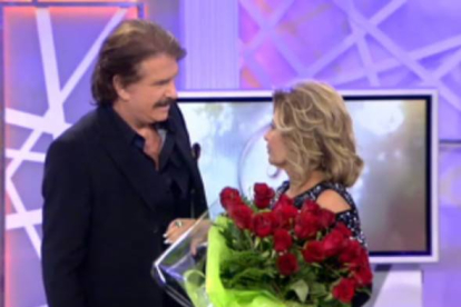 Bigote Arrocet le entrega un ramo de rosas a María Teresa Campos.-