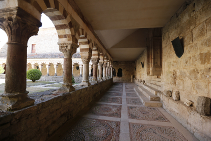 Patio y corredor del Monasterio de San Pedro de Cardeña. RAÚL G. OCHOA