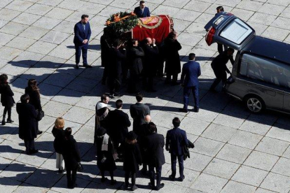 Familiares de Franco traslada el féretro del dictador en el Valle de los Caídos.-EMILIO NARANJO (GETTY IMAGES)