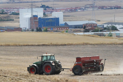Un tractor en plenas tareas de labranza en una explotación cerealística de Castilla y León.-BRÁGIMO