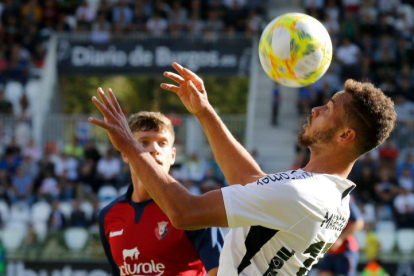 Marcelo controla el balón en el choque ante el Osasuna B que se disputó en El Plantío-SANTI OTERO