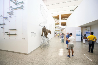 Turistas en el Museo de la Evolución este verano. SANTI OTERO