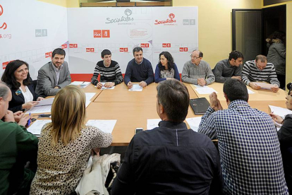 Esther Peña presidió ayer la primera reunión de la recién elegida Comisión Ejectutiva Provincial del PSOE que nombró a los coordinadores de la campaña.-ISRAEL L. MURILLO