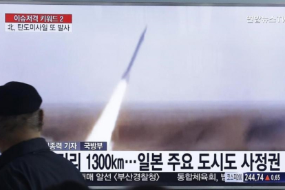 Un hombre sigue por televisión el lanzamiento del misil.-AP / Ahn Young-joon