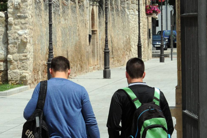Dos alumnos atraviesan caminando la puerta de Romeros.-ISRAEL L. MURILLO