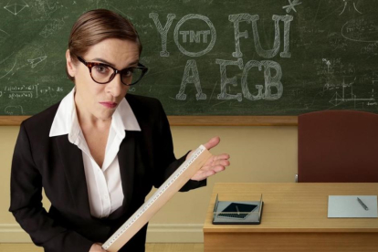 Anabel Alonso, aquí con una estética a lo señorita Rottenmeier, presentará el concurso 'Yo fui a EGB', en TNT.-TNT