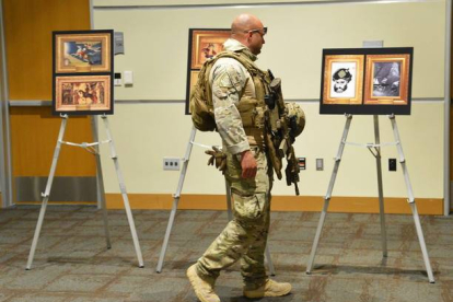 Un policía contempla algunas de las caricaturas exhibidas en el centro cultural de Garland donde ha tenido lugar el tiroteo.-Foto:   EFE / LARRY W. SMITH
