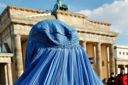 Una mujer con burka durante una manifestación contra el despliegue de tropas en Afganistán, en Berlín, en el 2010.-AFP / DAVID GANNON