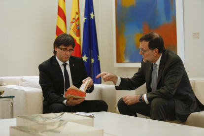 Puigdemont y Rajoy, en la Moncloa, en abril del 2016.-DAVID CASTRO