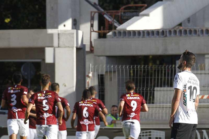 Los jugadores del Po ntevedra celebran el gol de Pedro Vázquez ante la frustación de Adrián Cruz.-SANTI OTERO