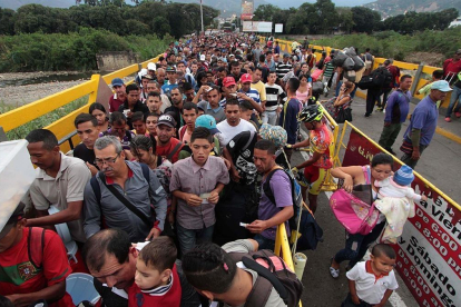 Ciudadanos venezolanos cruzan el puente internacional Simón Bolívar desde San Antonio del Tachira, en Venezuela, hacia Colombia, el 10 de febrero. /-AFP / GEORGE CASTELLANOS