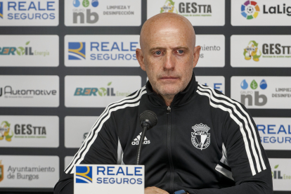 El entrenador del Burgos CF, durante la rueda de prensa en El Plantío. SANTI OTERO