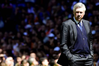 Carlo Ancelotti sigue el juego de su equipo, durante el partido que ha enfrentado al Madrid y la Granada en el Bernabéu.-Foto: AFP / GERARD JULIEN