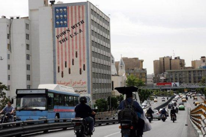 Un edificio iraní muestra mensajes en contra los Estados Unidos en Teherán.-EFE / ADEDIN TAHERKENAREH