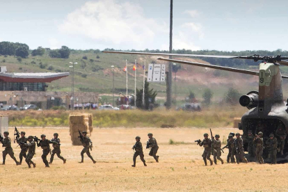 Descenso de efectivos de las Fuerzas de Apoyo a Operaciones Especiales desde un Chinook CH47 cerca del aeropuerto de Burgos. TOMÁS ALONSO