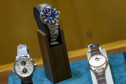 Los relojes de alta gama se caracterizan por su exquisitez maquinaria relojera, cristal de zafiro irrompible y un trabajo artesano que se realiza en la propia fábrica. SANTI OTERO