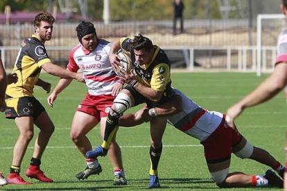 Santi Salas, quien ayer jugó en la posición de zaguero, busca la evasión en una acción ofensiva.-RAÚL OCHOA