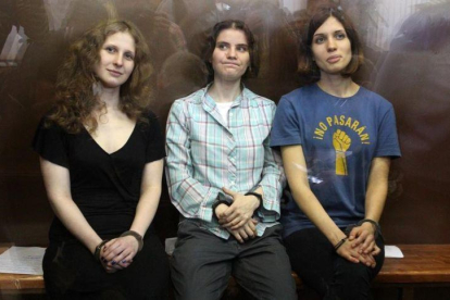 Las Pussy Riot durante el proceso en que se les condenó a dos años de cárcel.-EL PERIÓDICO