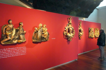Algunas de las piezas del retablo de Berruguete expuestas hasta el 19 de abril en el Rincón Rojo del Museo de Escultura. ICAL