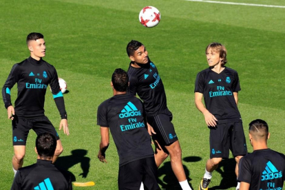 Casemiro y Modric, durante el entrenamiento de este sábado en Valdebebas.-VÍCTOR LERENA / EFE