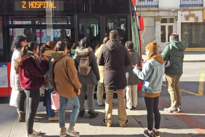 Un grupo de personas se dispone a subir a un autobús urbano.-ISRAEL L. MURILLO