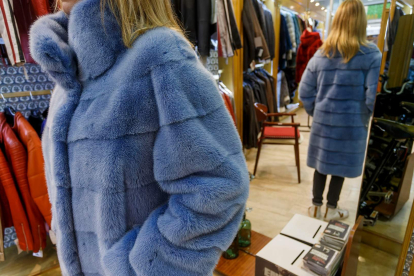 Un buen abrigo de visón, que se han actualizado y modernizado. El de la imagen, largo y azul de visón escandinavo color azul, es lo último en tendencia y superan los 5.000 euros. Pero, como los visones de las abuelas, duran toda la vida.  SANTI OTERO
