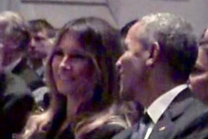 Momento en que Melania Trump sonríe tras intercambiar impresiones con Barack Obama durante el funeral de Barbara Bush.-EL PERIÓDICO
