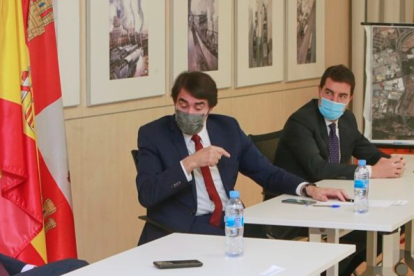 El consejero de Fomento conversa con el alcalde de Burgos durante la reunión del consejo de Cetabsa. RAÚL OCHOA