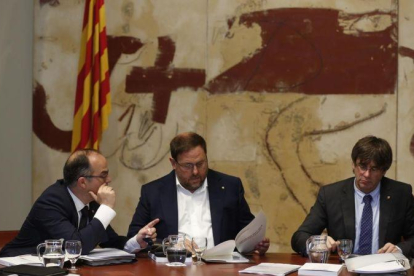 Turull, Junqueras y Puigdemont, en la reunión del Consell Executiu.-ALBERT BERTRAN