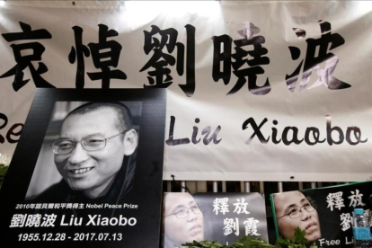 Homenaje al premio Nobel de la Paz Liu Xiaobo en China.-