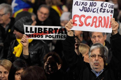 La concentración de Plaza Cataluña convocada por la ANC y Òmnium Cultural.-AFP