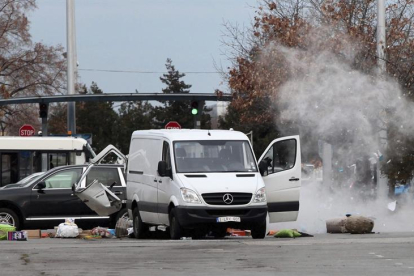 Miembros de las fuerzas especiales de la policía búlgara efectúan una explosión controlada en parte del contenido de una camioneta en la Terminal 1 del aeropuerto internacional de Sofía en Bulgaria, hoy, 1 de diciembre de 2015. Una portavoz del aeropuerto-EFE/Georgi Paleykov