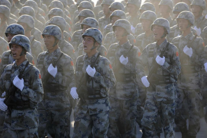 Soldados chinos durante un desfile.-JOE CHAN