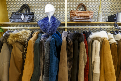 Abrigos de cachemire, lana virgen completan la colección de productos ligeros, de diseño exclusivos en los que se puede invertir una pequeña cantidad del gordo. SANTI OTERO