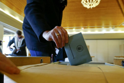 Un ciudadano vota en las elecciones regionales alemanas, esta mañana.-REUTERS / RALPH ORLOWSKI